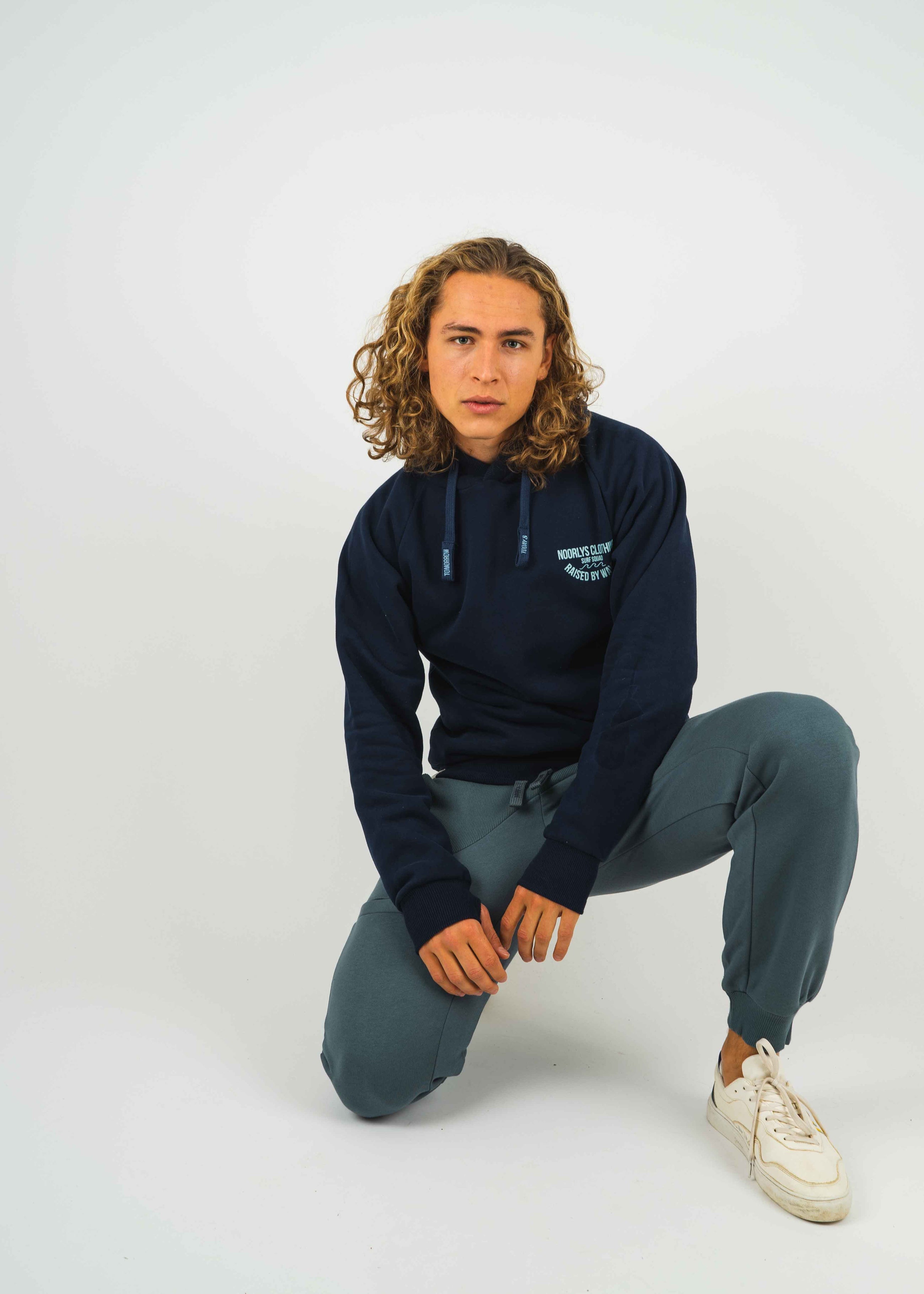 Unser Model Leander ist <strong>190 cm</strong> groß und trägt <strong>Größe L</strong>.#