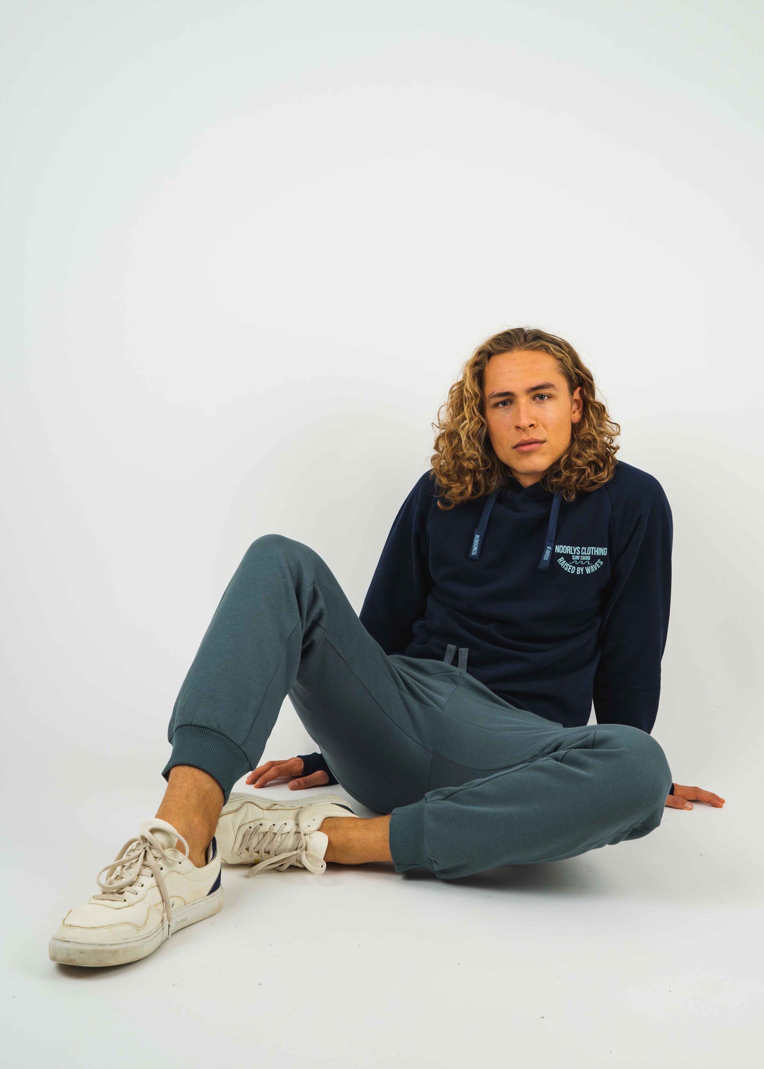 Unser Model Leander ist <strong>190 cm</strong> groß und trägt <strong>Größe L</strong>.#