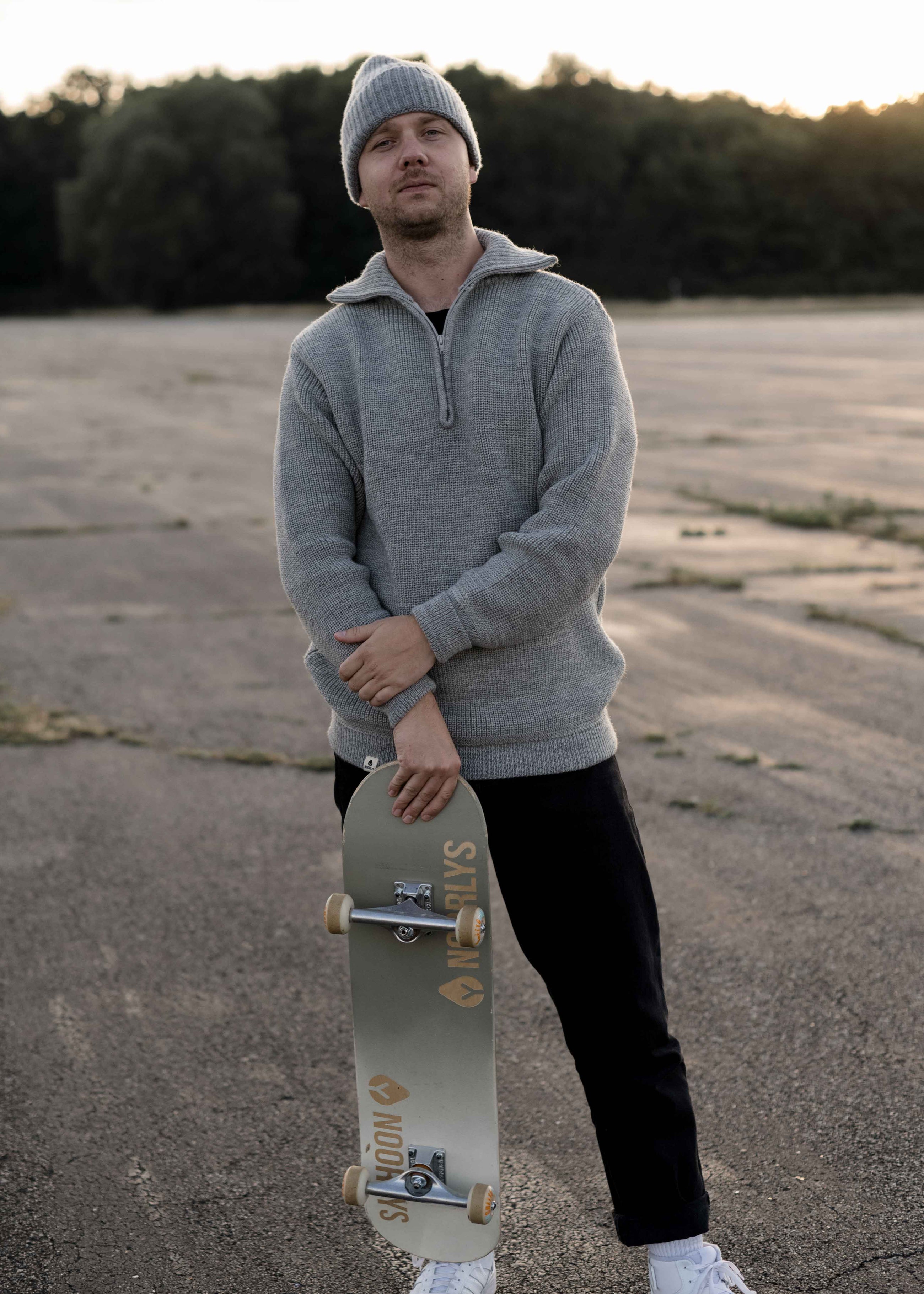 Unser Model Jonas ist <strong>184 cm</strong> groß und trägt <strong>Größe L</strong>.#