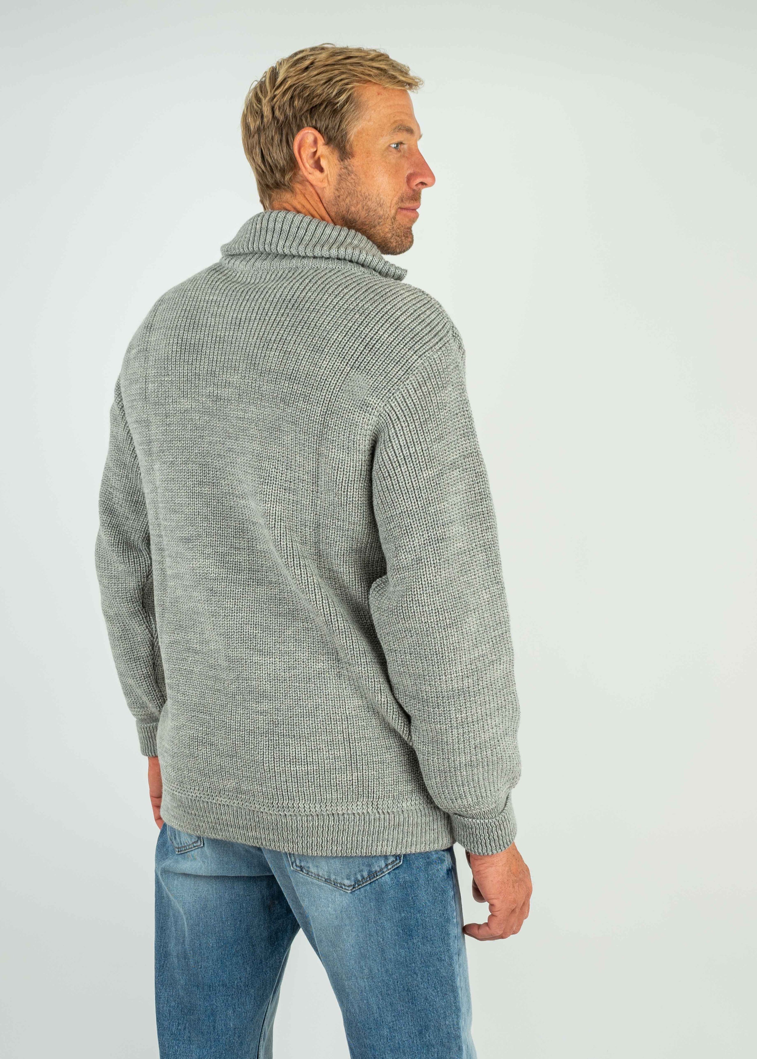 Unser Model Mathias ist <strong>187 cm</strong> groß und trägt <strong>Größe L</strong>.#