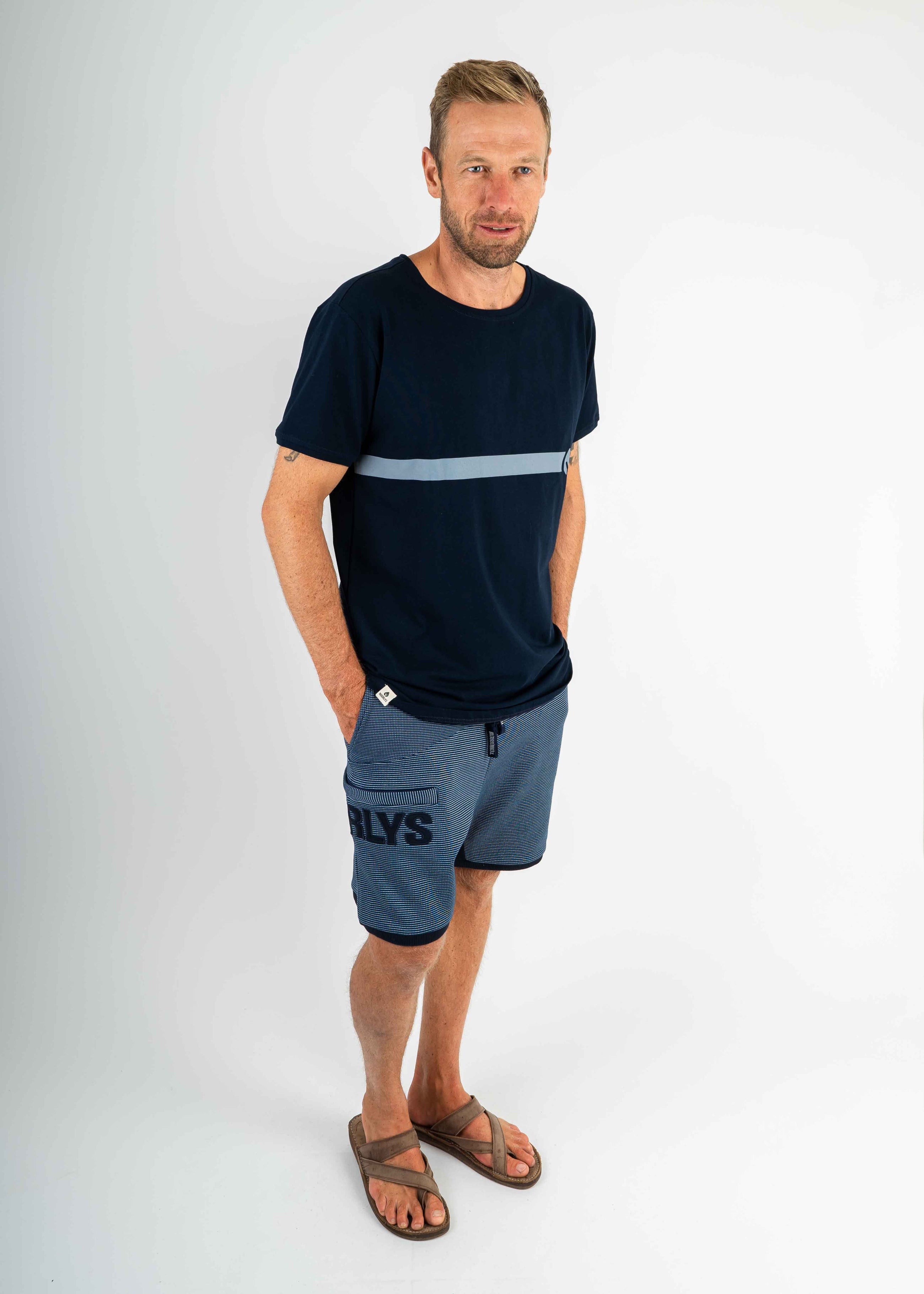 Unser Model Henning ist <strong>191 cm</strong> groß und trägt <strong>Größe L</strong>.#