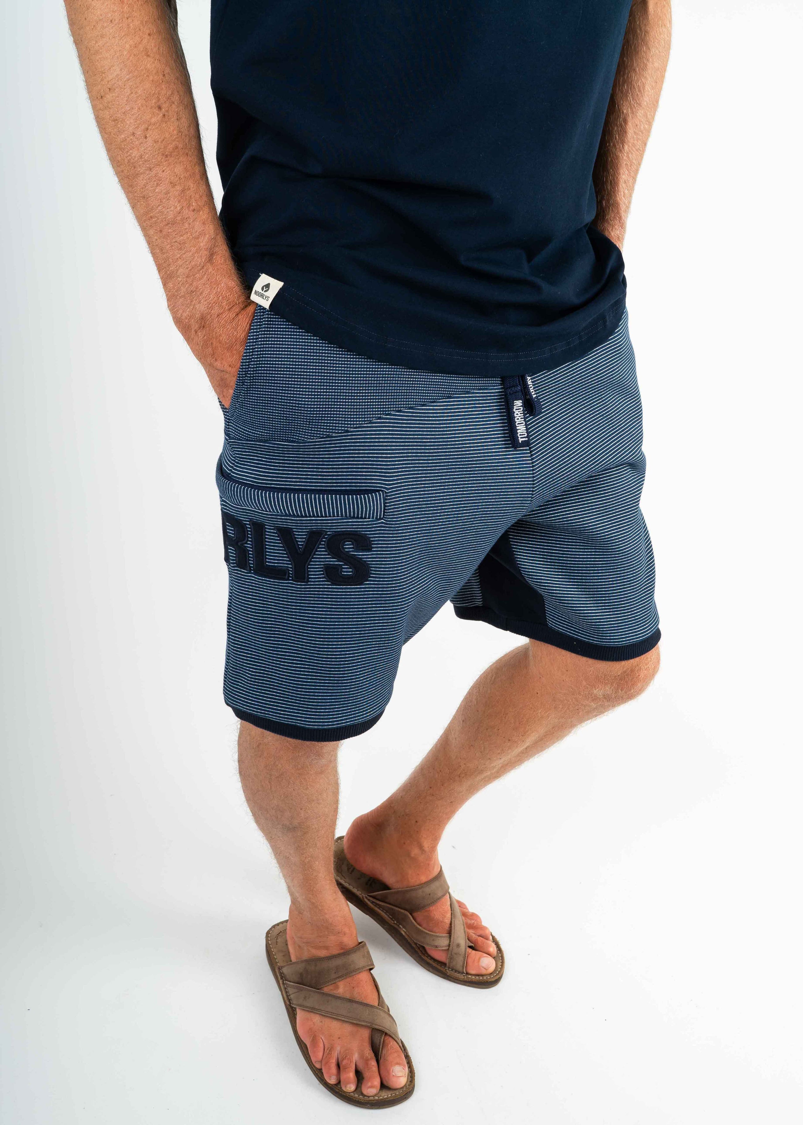 Unser Model Mathias ist <strong>187 cm</strong> groß und trägt <strong>Größe L</strong>.#