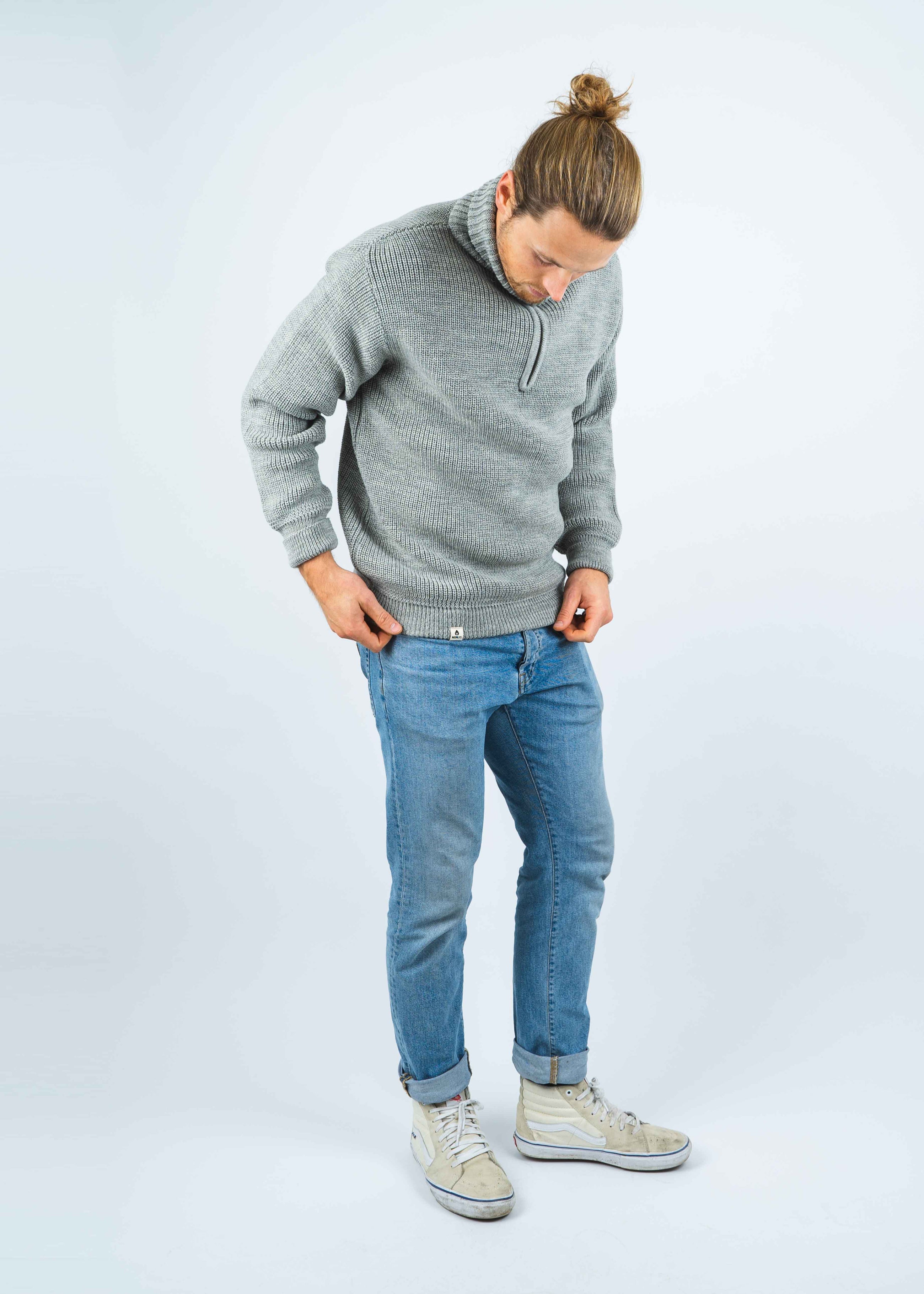 Unser Model Malte ist <strong>192 cm</strong> groß und trägt <strong>Größe XL</strong>.#