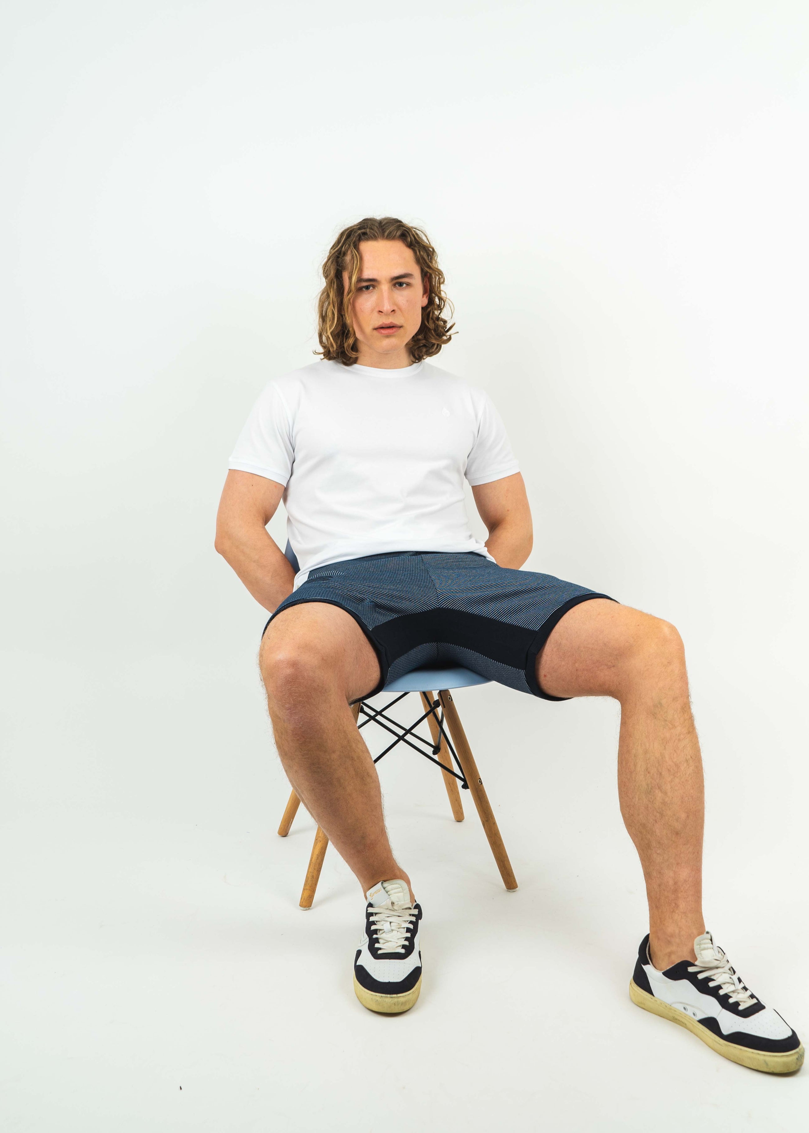 Unser Model Leander ist <strong>190 cm</strong> groß und trägt <strong>Größe L</strong>.#