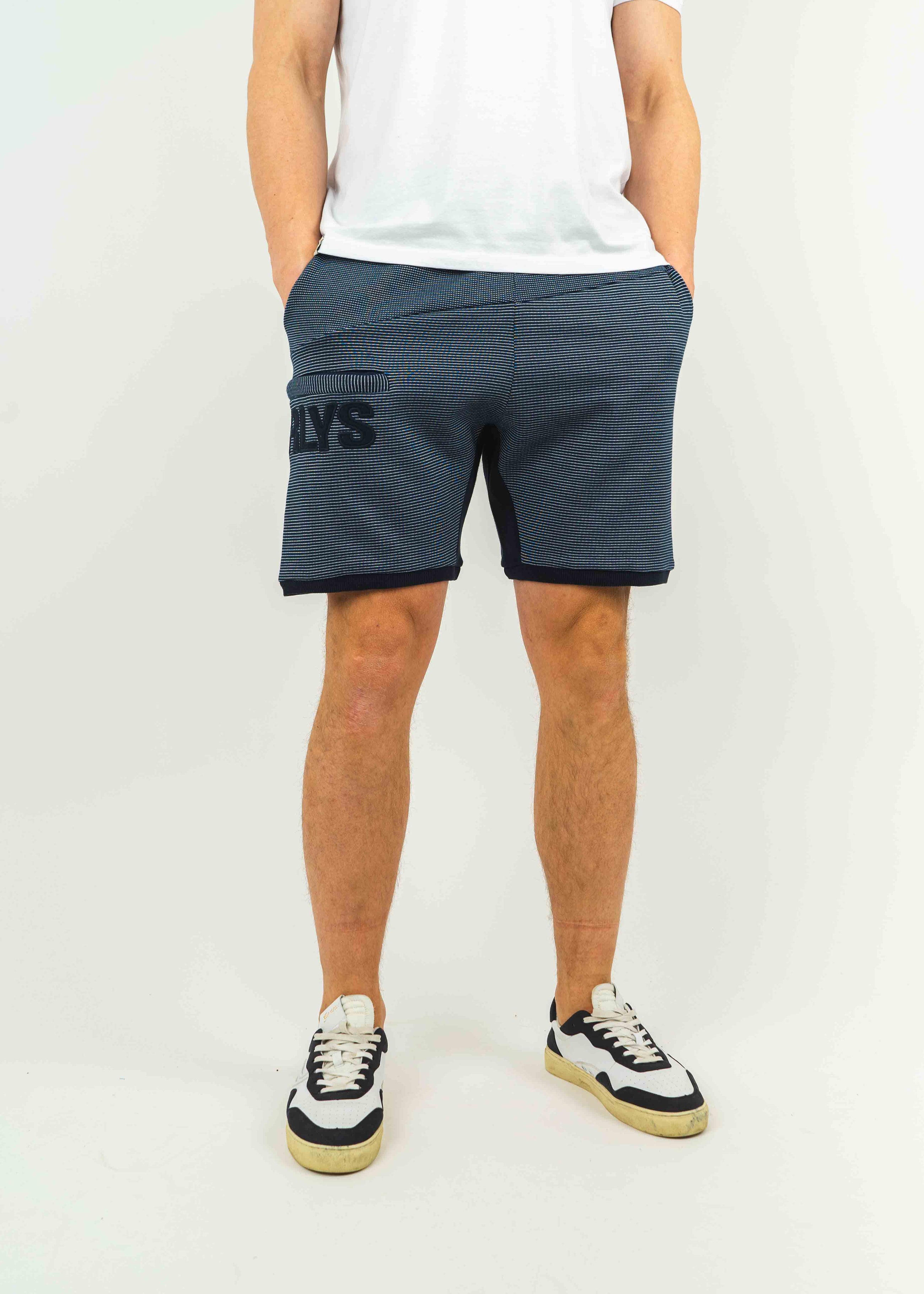 Unser Model Leander ist <strong>190 cm</strong> groß und trägt <strong>Größe L</strong>.#