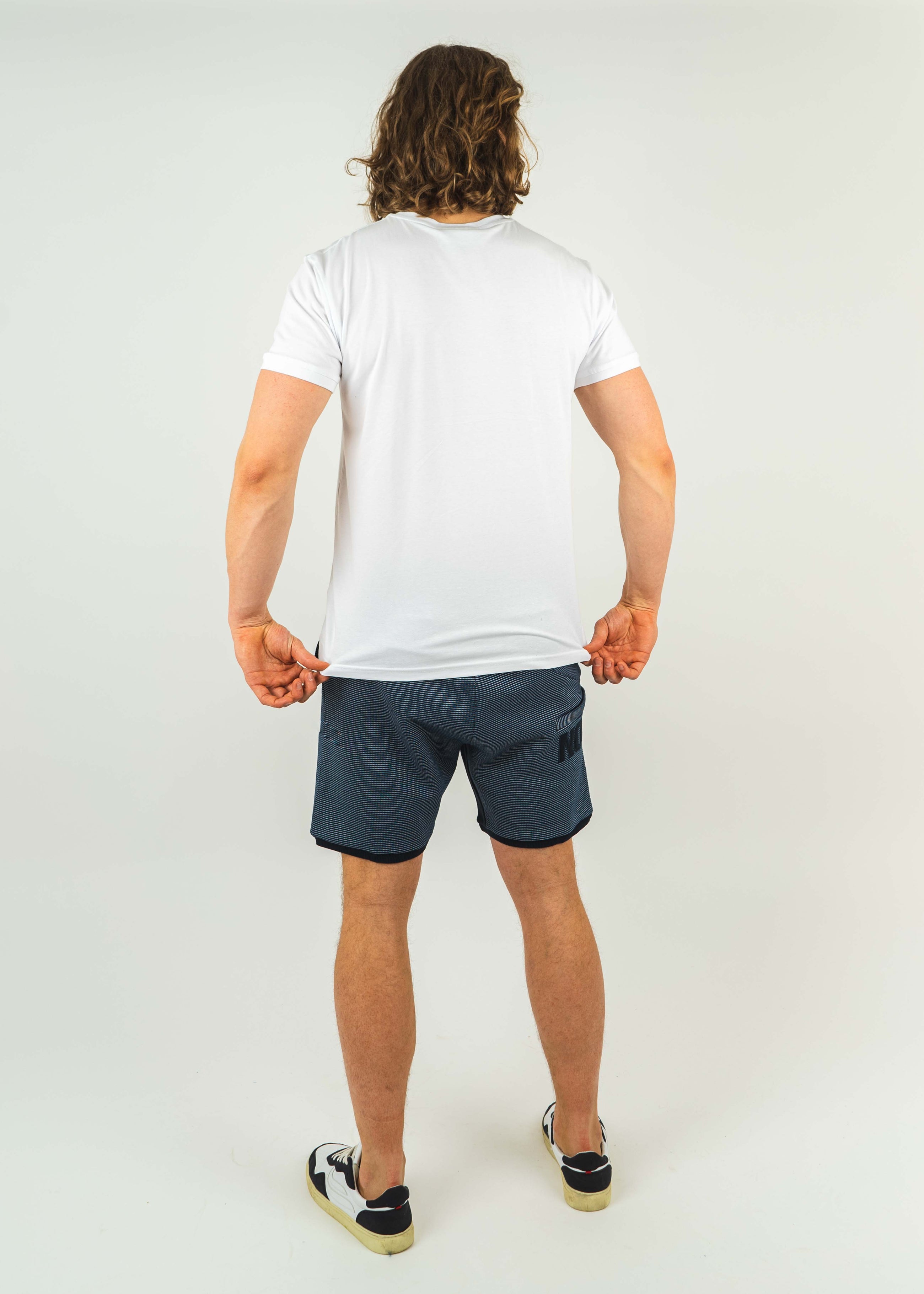 Unser Model Leander ist <strong>190 cm</strong> groß und trägt <strong>Größe L</strong>.#