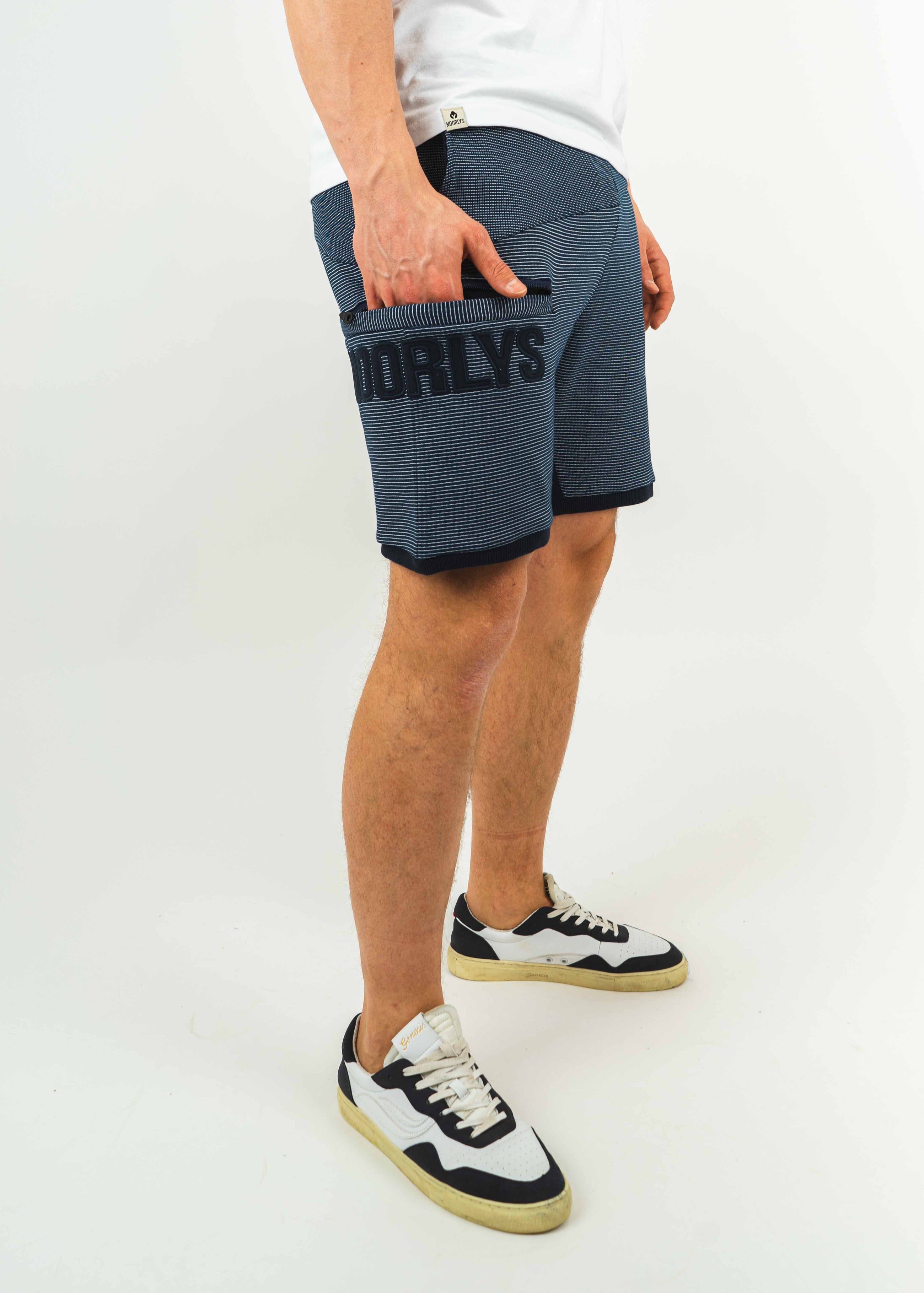 Unser Model Leander ist <strong>190 cm</strong> groß und trägt <strong>Größe L</strong>.#