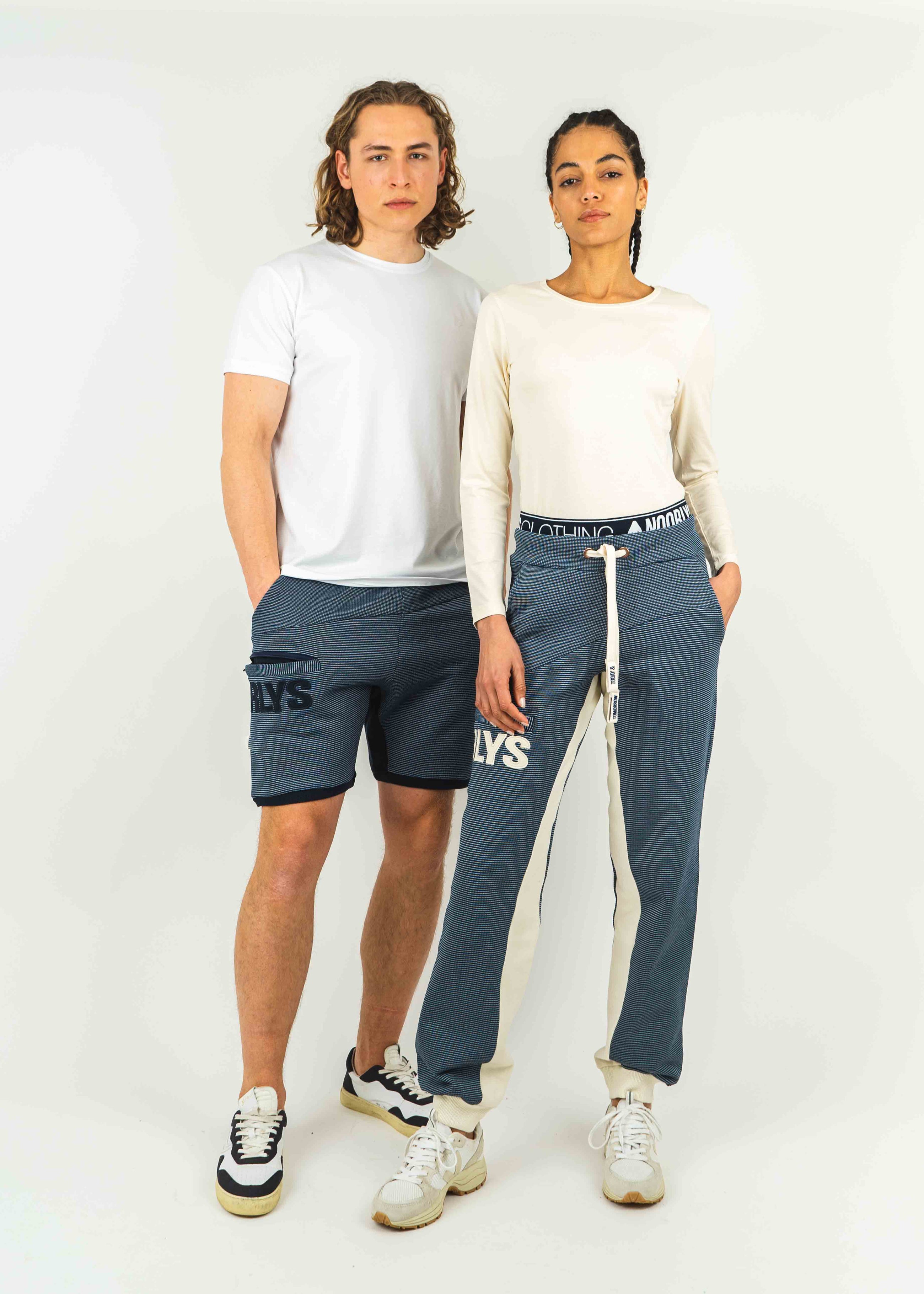 Unser Model Leander ist <strong>190 cm</strong> groß und trägt <strong>Größe L</strong>.#