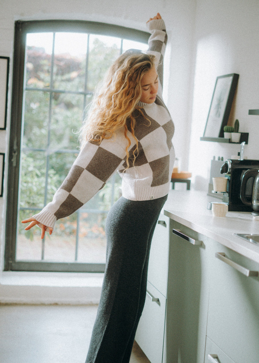 Unser Model Nika ist 175 cm groß und trägt Größe S.#